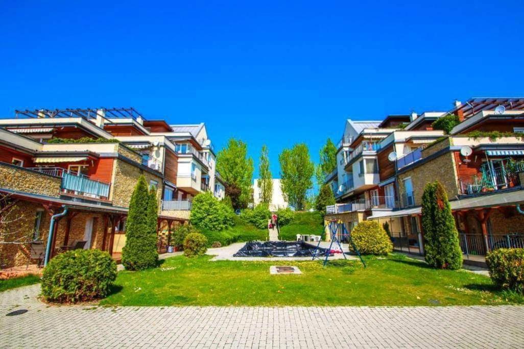 Cool & Pool Apartman Apartment Balatonfured Bagian luar foto
